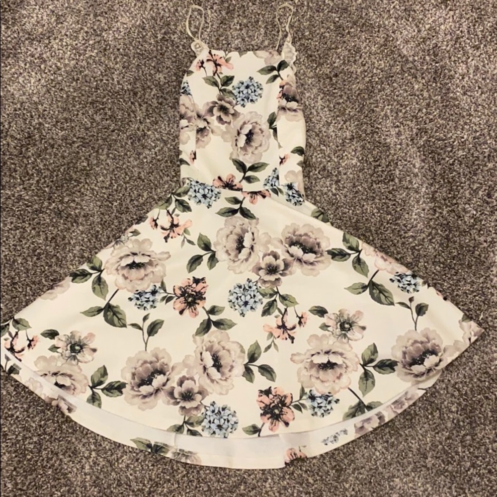 Small white and floral patterned dress w lace